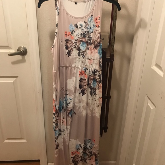 Unknow Dresses & Skirts - Large NWOT beautiful maxi dress floral print